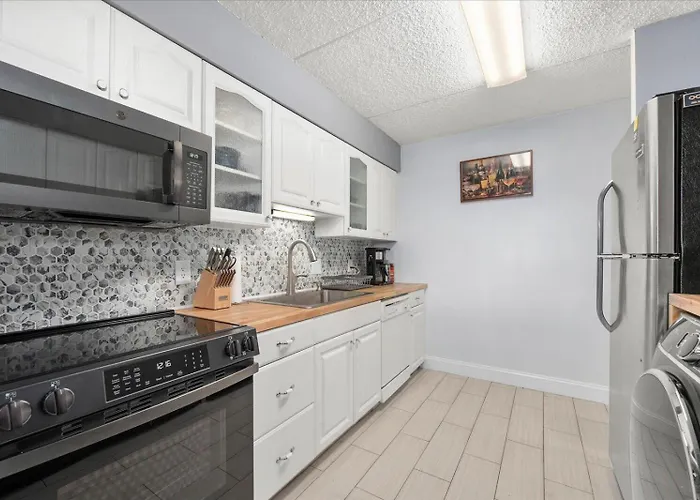 3 Bedroom Spacious Towers With Indoor Pool!