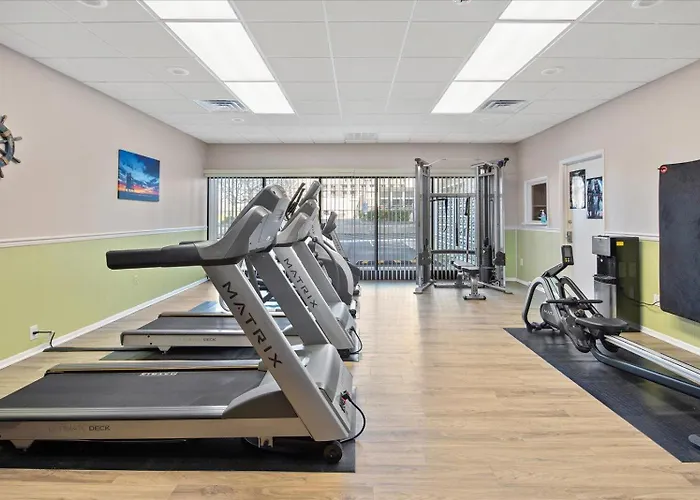 3 Bedroom Spacious Towers With Indoor Pool!